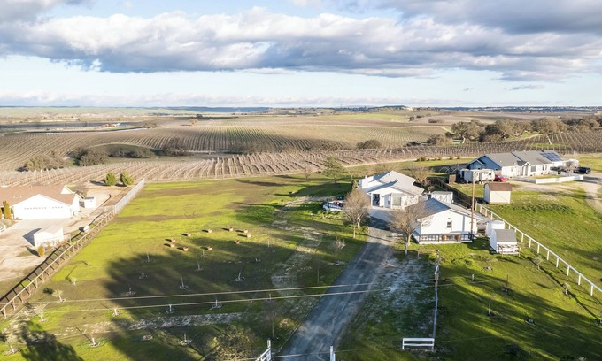 Paso Robles Otro | Two Adjacent Farmhouses on 4 acres. Sleeps up to 20. Pet Friendly