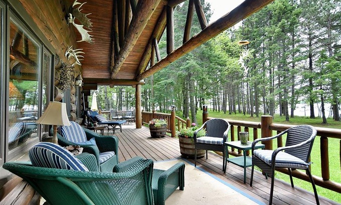 Hayward Cabina | Two Bears Lodge: Serenity & Luxury on a Private Peninsula