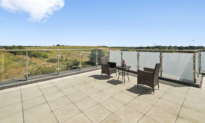 George Green Apartamento | Two Bed Penthouse With Wrap Around Balcony