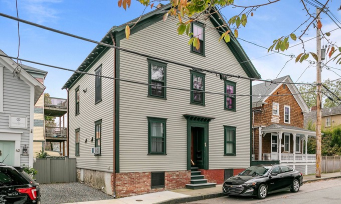 The Point Apartamento | Two Bed, Two Bath, two blocks from water, downtown Newport summer rental.