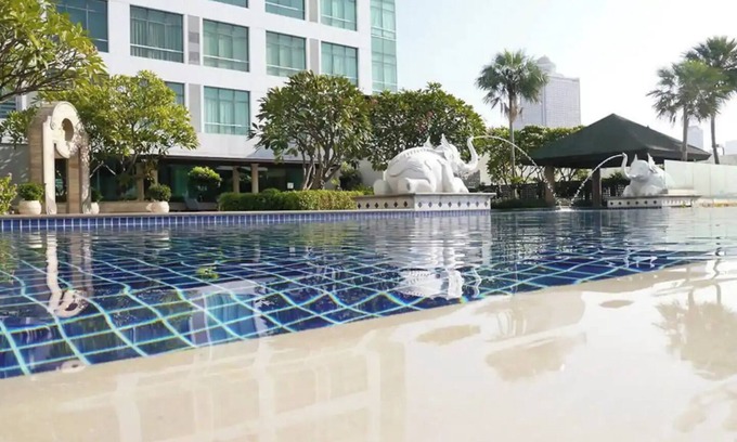 Bang Lamphu Lang Condominio | Two bedroom loft style condo, river view pool