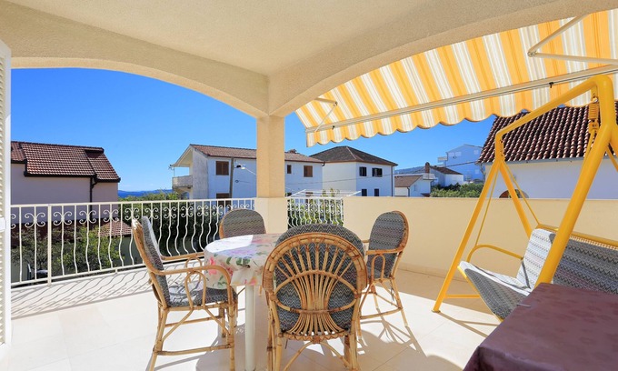 Seget Vranjica Apartamento | Apartamento para dos personas con terraza y vista al mar Seget Vranjica, Trogir (A-18487-c)