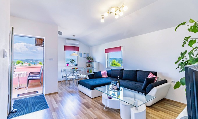 Bilice Apartamento | Apartamento para dos personas con balcón y vista al mar Bilice, Krka (A-13545-a)