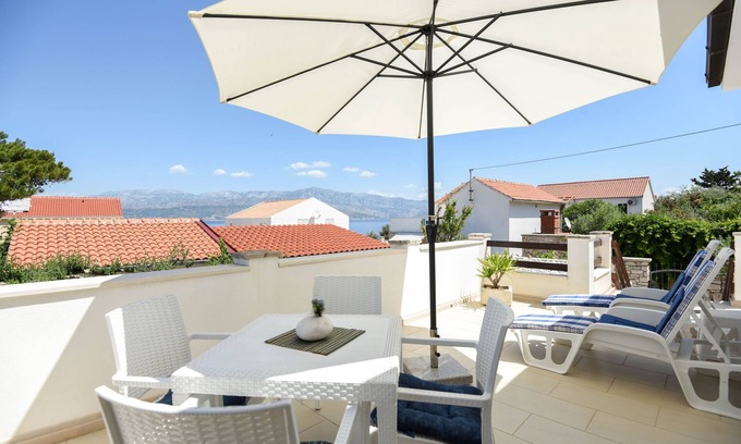 Splitska Apartamento | Apartamento para dos personas con terraza y vista al mar Splitska, Brac (A-11300-a)