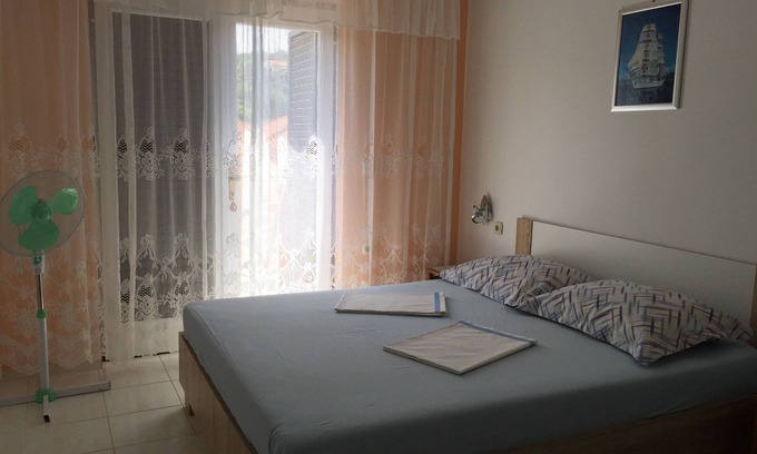 Lun Apartamento | Apartamento para dos personas con terraza y vista al mar Lun, Pag (A-11781-a)