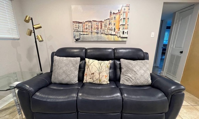 Highlands - Perkins Apartamento | Two bedroom apt with desk, washer dryer & pool