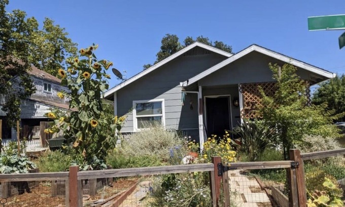 Southeastern Sacramento Casa | Two Bedroom Bungalow with Porch & Native Garden