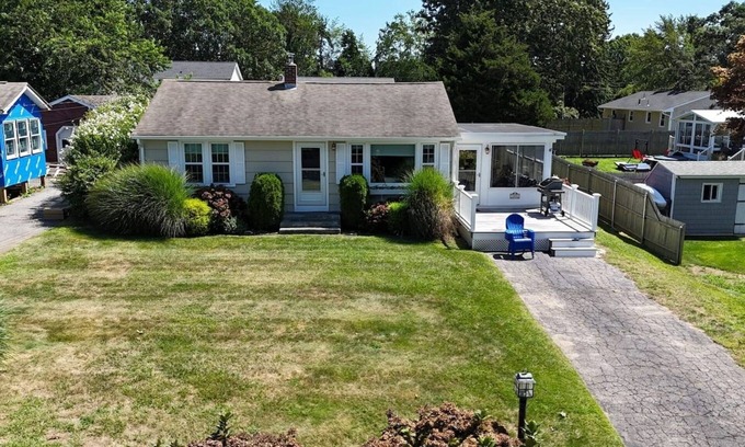 Narragansett Casa | Two Bedroom by the Beach!