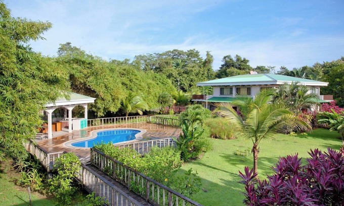 Quepos Condominio | Two-bedroom condo with privacy. 5 minutes to Quepos