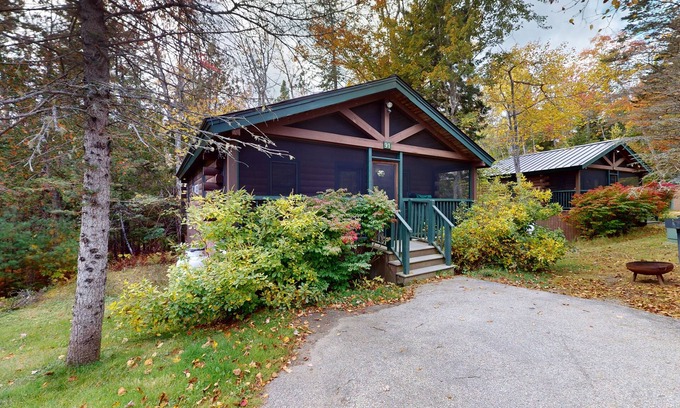 Northport Cabina | Two-bedroom dog-friendly cabin with firepit, gym & trails for your next escape