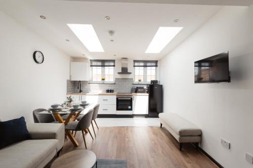 Warrington Apartamento | Two Bedroom Executive Pad by Traboule Properties Ltd