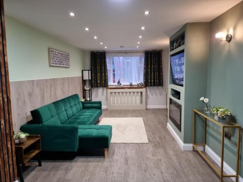 Tooting Casa | Two Bedroom Family House in London Colliers Wood