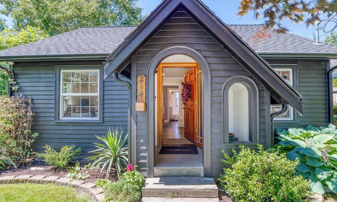 Snohomish Casa | Two Bedroom Farmhouse with Hot Tub in Snohomish