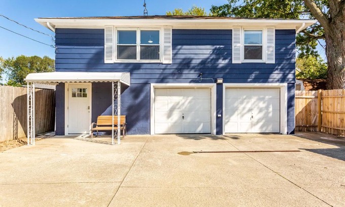 Lorain Apartamento | TWO BEDROOM HOUSE WITH FREE PARKING