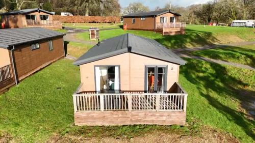 Liskeard Cabina | Two Bedroom Lodge In The Country - Owl, Peacock & Meadow