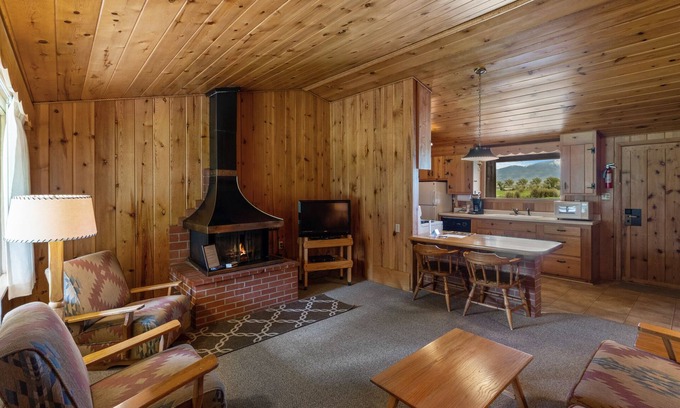 Ennis Apartamento | Two bedroom log cabin