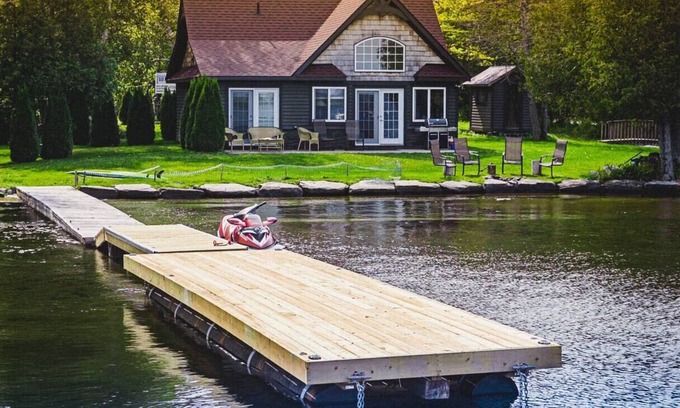 Utterson Casa | Two bedroom Muskoka lakeside retreat with incredible and tranquil views