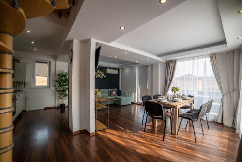 Baia Mare Apartamento | Two Bedroom Niagara Apartment