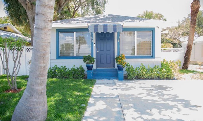 Lake Worth Casa | Two bedroom ranch with private deck close to beach