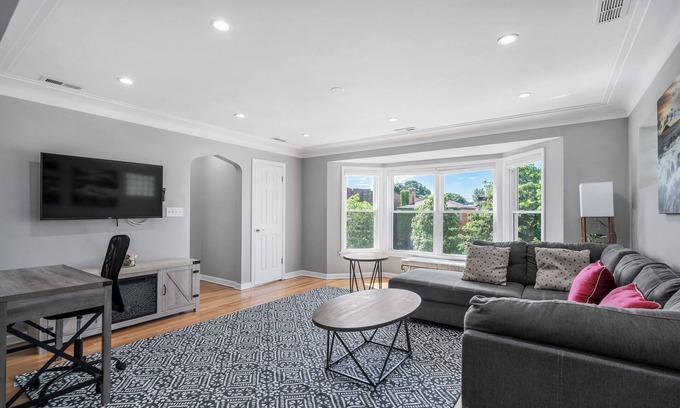 Belmont Cragin Apartamento | Two Bedroom - Tranquil Retreat