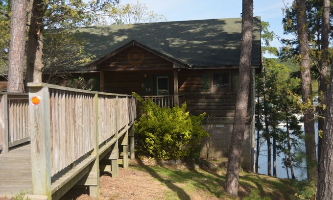 Mount Ida Cabaña | Two bedroom, two bath, log-sided, luxury Harbor North cottage overlooking Lake Ouachita. by RedAwning