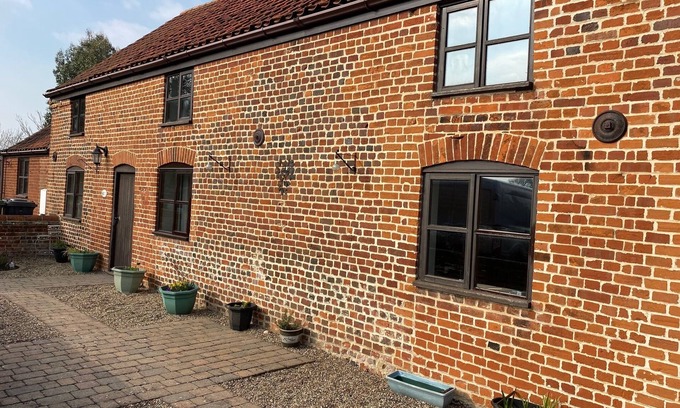 Dilham Casa | Two Brickground Large Victorian Cottage With Beautiful Garden