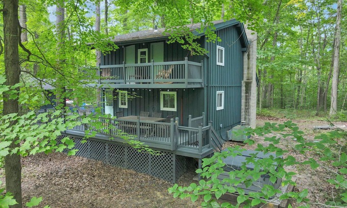 Rockbridge Cabina | TWO CABINS in Hocking Hills! Lake, Hot tub, Horseshoes, Tetherball and More!