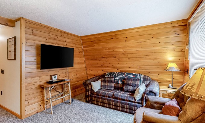 Greenville Apartamento | Two cabins in one - lake-view duplex with a shared dock - dog-friendly