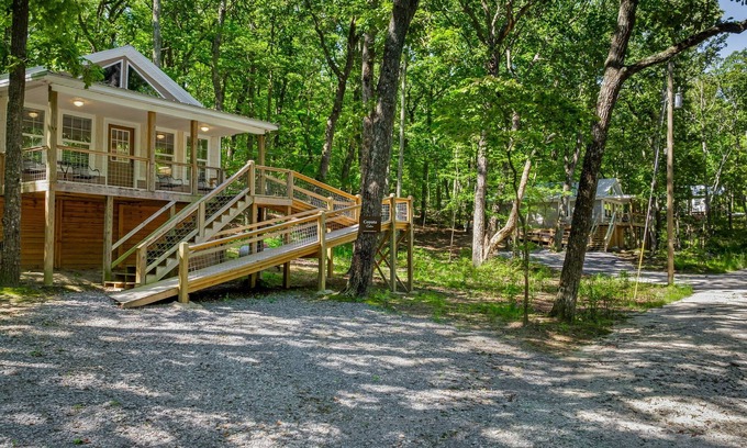 Fort Payne Cabina | Two Cabins on 92 acres beside DeSoto State Park | Fast Wi-Fi | Dog Friendly
