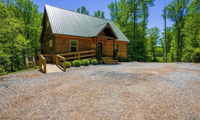 Dahlonega Cabina | Two Cabins with Hot Tubs-Playset/Sleeps 22/7 Acres