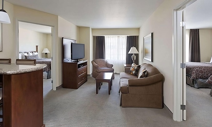 Vance Jackson Apartamento | Two Comfortable 2BR Suites w/ Full Kitchen! W/ Outdoor Pool Onsite, Pets Allowed
