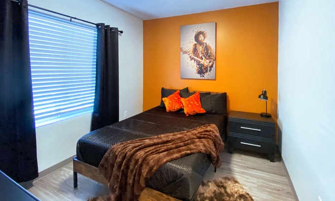 Maxwell Condominio | TWO Condos! Side by Side Curated Suites! Sleeps 18! Parking!