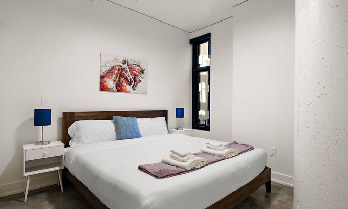 Warehouse District Apartamento | TWO CozySuites NLG - Modern condo 01 and 11