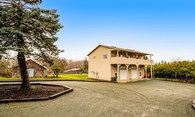 Oak Harbor Casa | Two-home property with two full kitchens, fast WiFi, fireplace, & washer/dryer