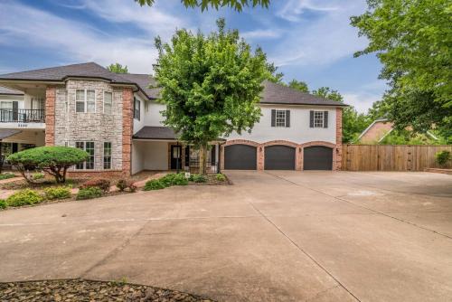 Fayetteville Casa | Two houses 7 bedrooms 3 King beds 7400 sq ft