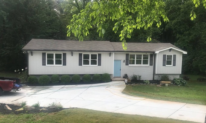 Woodstock Casa | Two Kings & a Queen-Woodstock Extended Stay