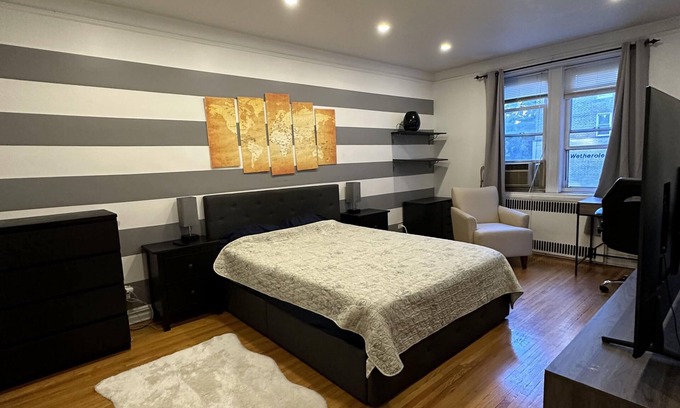 Queens Condominio | Two Large Cozy Bedroom Condominium that is 20 mins train ride to Manhattan