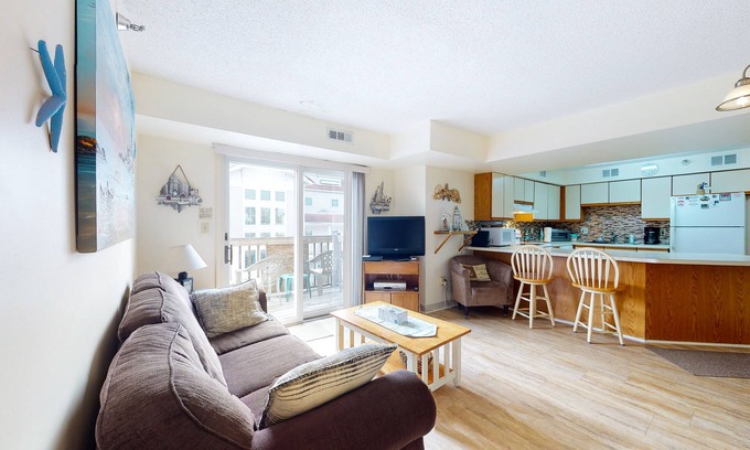Ocean City Condominio | Two-Level Condo with Balcony, Central AC, Washer/Dryer & WiFi - Near the Beach