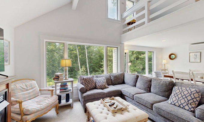 Intervale Casa | Two-level home near Story Land with deck, firepit & W/D