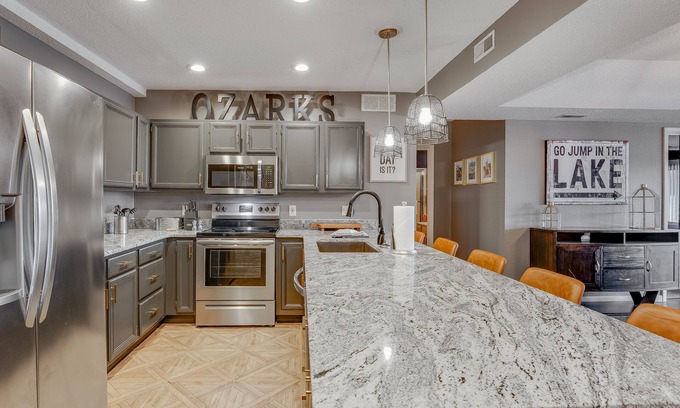 Lake Ozark Condominio | Two Master Suites with Lake View