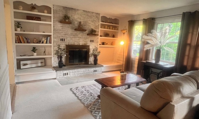 Franklin Casa | Two-mile Getaway. 3 bedroom house in quiet neighborhood in the country