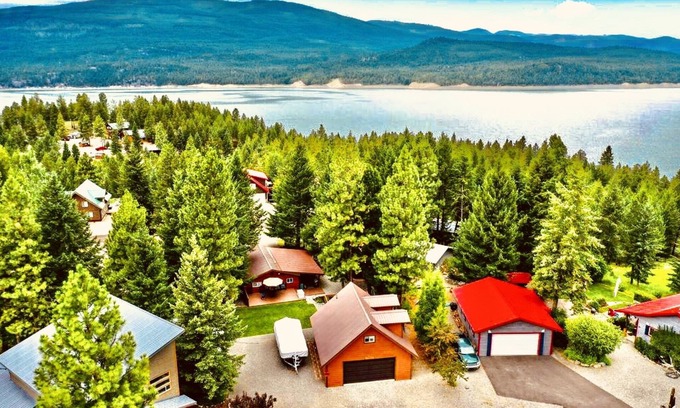 Rexford Cabina | Two Montana Lake Cabins Koocanusa near Whitefish and Glacier National Park