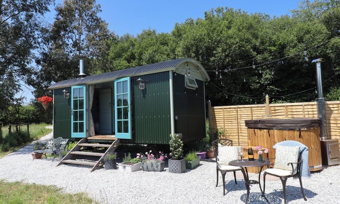 Hittisleigh Cabaña | TWO MOORS SHEPHERDS HUT, pet friendly, with hot tub in Hittisleigh