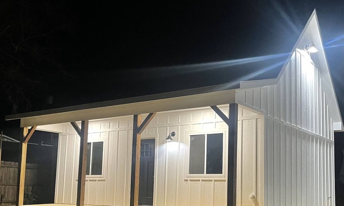 Mead Cabina | TWO PEAKS-North:NEW modern cabin-vaulted wood ceiling-Lake Texoma- AWESOME RATES