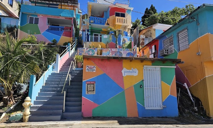Aguadilla Pueblo Apartamento | Un dormitorio con todas las comodidades. Vista de la playa!