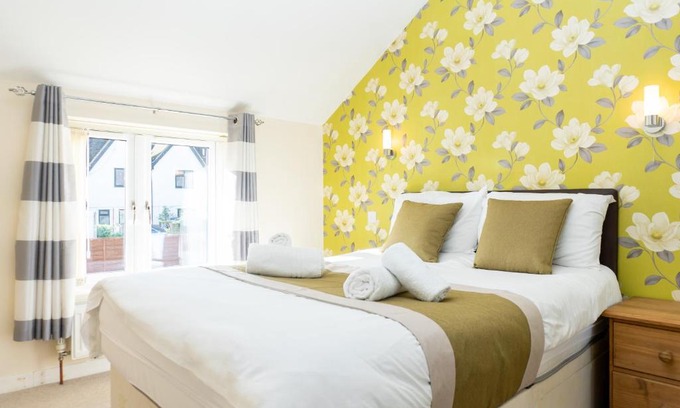 Brockworth Casa | Two Pound Cottage by Cliftonvalley Apartments