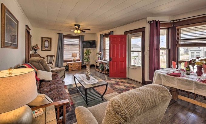 Two Rivers Casa | ¡NUEVO! Two Rivers Getaway - ¡Camina hasta el lago Michigan!