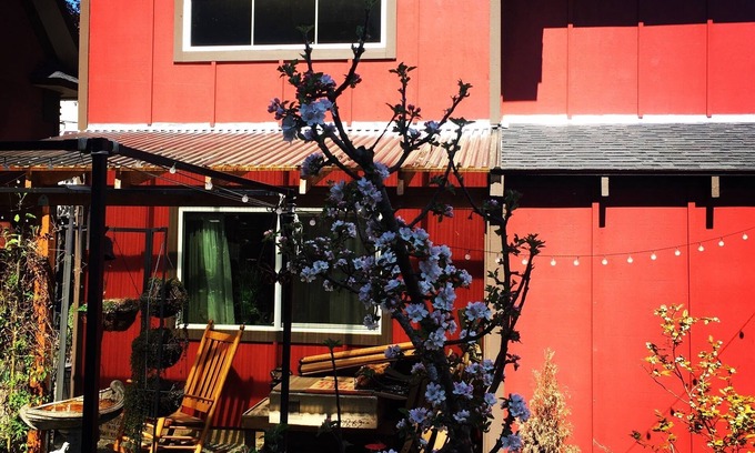 Concordia Casa | Gema roja minúscula de Alberta Arts
