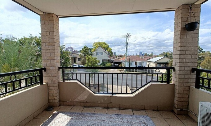 Guildford Casa | Two Single Beds with Balcony | Bath tub (SHARED ACCOMODATION)