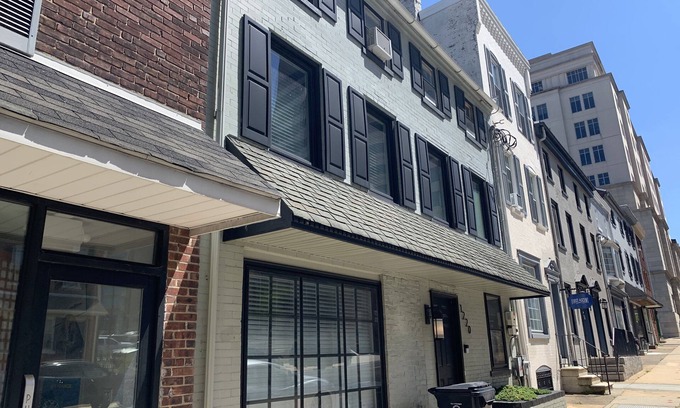 Downtown Wilmington Condominio | Two-story condo in luxury townhouse. Free parking.